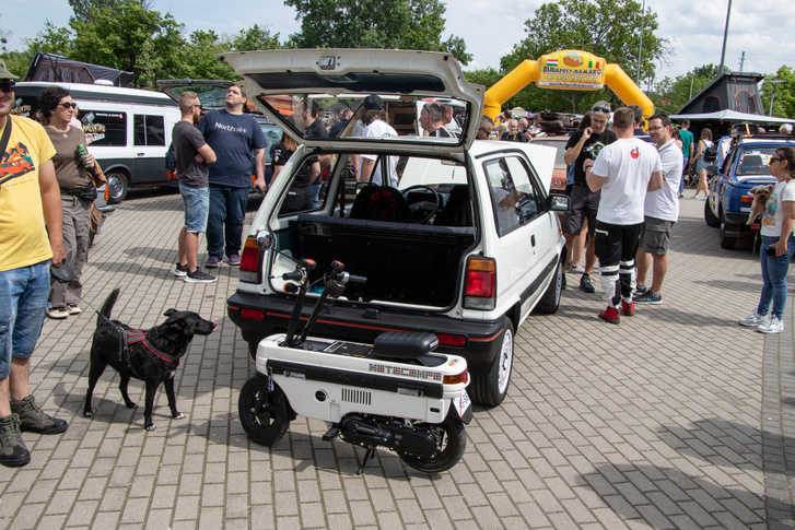 A tavaszi Parkoló Parádén volt kint egy Honda City a bele illő Motocompóval.