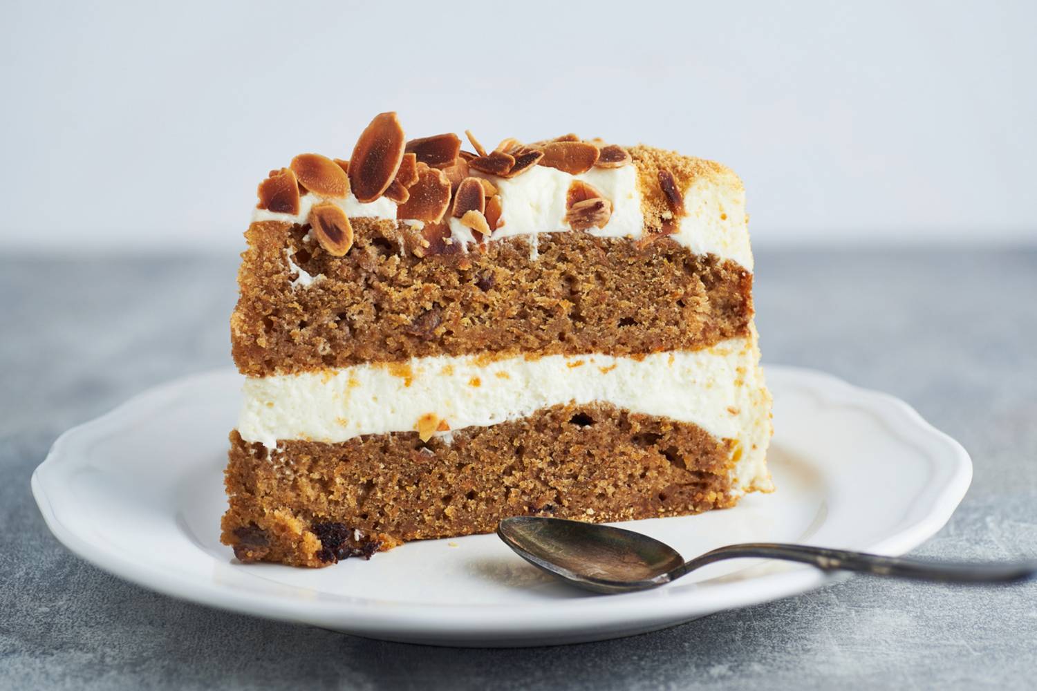 Ne csak húsvétkor süss répatortát! A lapok közé mandulás, mascarponés krém kerül.