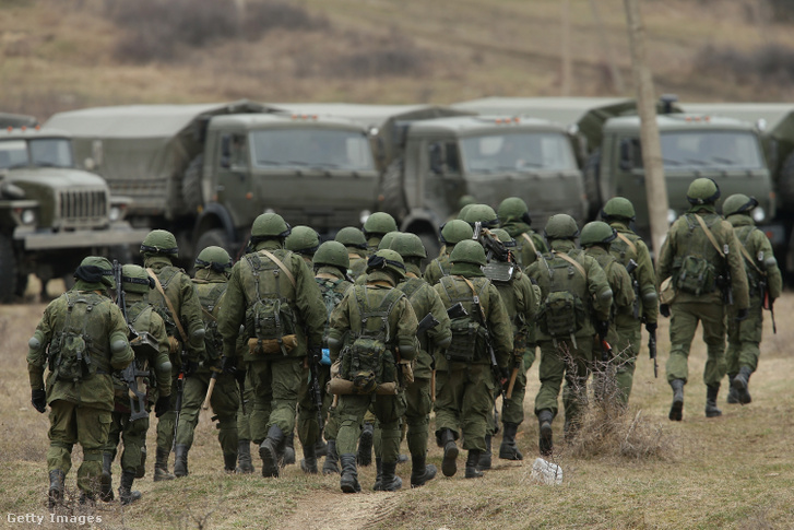 Katonák egy ukrán támaszpont körül 2014. március 2-án