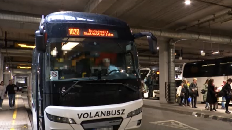 Videón a buszsofőr, aki telefonozva vezette utasokkal teli járművét