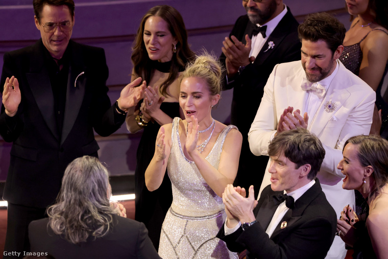 #+1: John Krasinski elérzékenyült, amikor Emily Blunt díjat nyert&nbsp;A 2015-ös Kritikusok díja gálán Emily Blunt elnyerte a „Legjobb akciószínésznő” díjat, és ez nemcsak neki, hanem férjének, John Krasinskinek is különleges pillanat volt