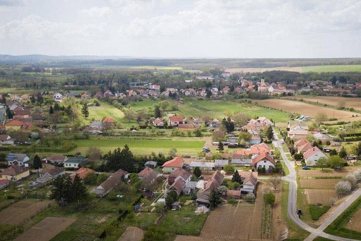 Felkavaró szerelmi ügy Zalában: lekötözte barátnőjét, majd a vonat elé ugrott