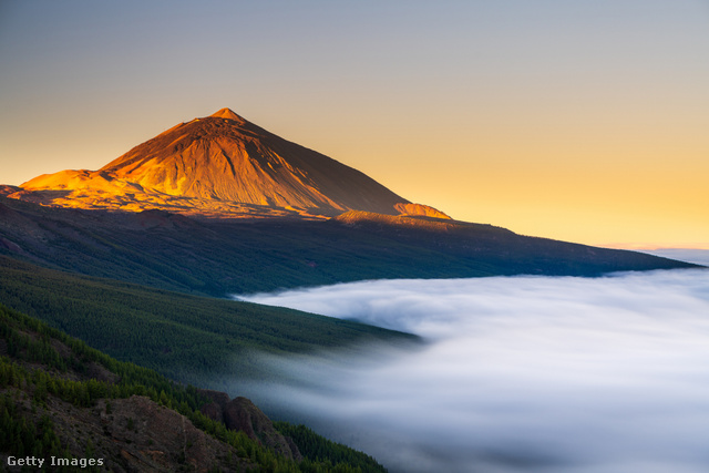 A Teide vulkán csúcsa gyakran magasodik a felhők fölé