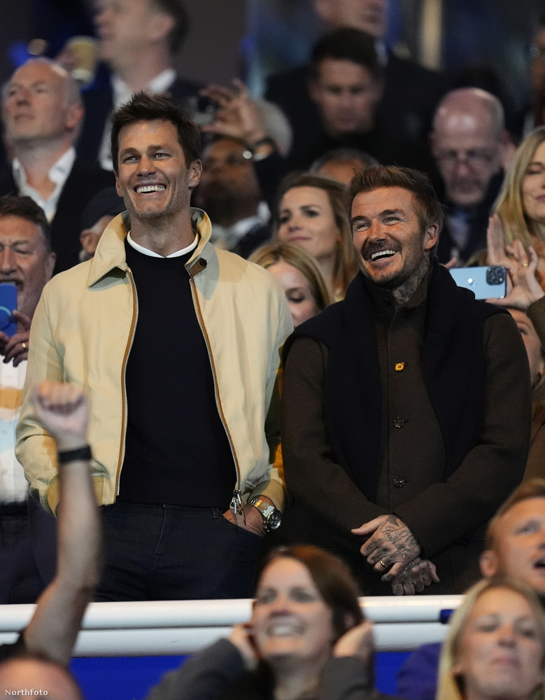 David Beckham és Tom BradyBirmingham városában egy időre megnőtt az egy négyzetméteren tartózkodó jópasik koncentrációja, amikor a páros együtt szurkolt a lelátón a St Andrew's  Knighthead Parkban a Birmingham City csapatának, amelynek Brady a társtulajdonosa.