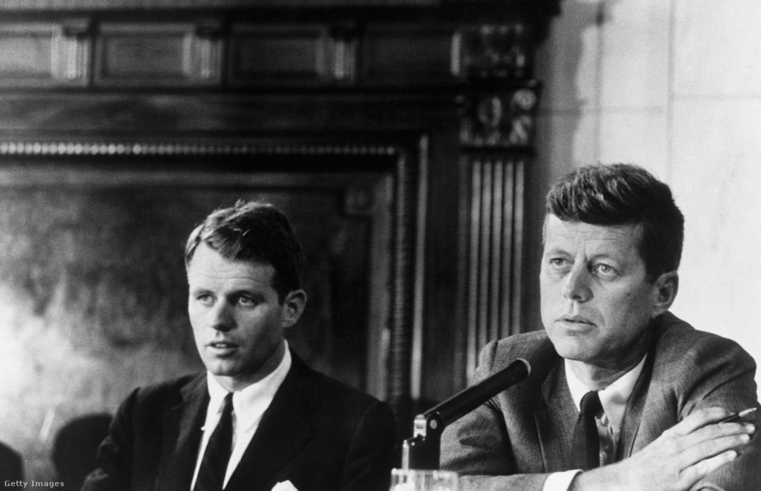 Robert Kennedy és John F. Kennedy a Teamsters Union és vezetője, Jimmy Hoffa ellen irányuló Mclelllan-meghallgatásokon 1957. május 17-én