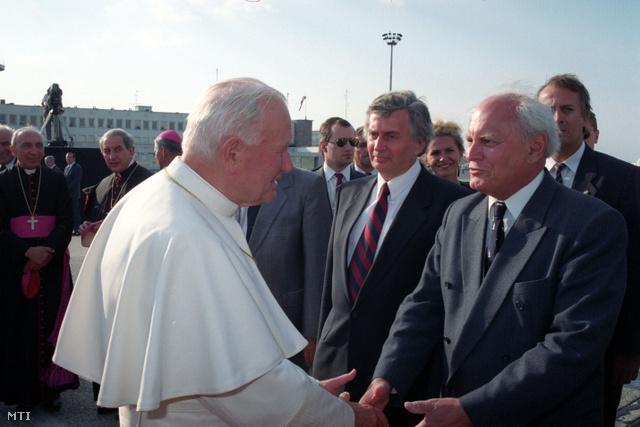 A katolikus egyházfőt 1991. augusztus 20-án a Ferihegyi repülõtéren Göncz Árpád köztársasági elnök és Antall József miniszterelnök búcsúztatta el