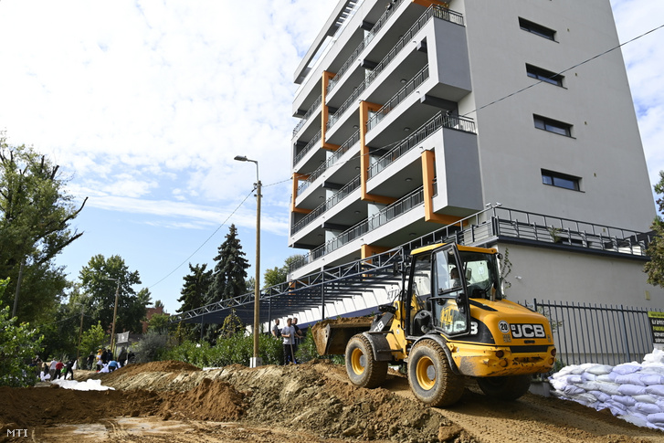 A Dunán levonuló közelgő árhullám miatt a védőgát megerősítésén dolgoznak a Római parton 2024. szeptember 17-én