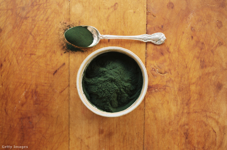 Spirulina&nbsp;A spirulina egy népszerű zöld szuperélelmiszer, ami számos jótékony tápanyagot tartalmaz, mint például aminosavakat, A-vitamint, vasat és B-vitaminokat