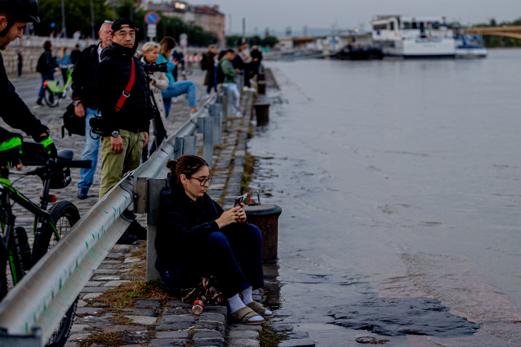 Budapest gőzerővel készül a Duna péntek éjszakai tetőzésére