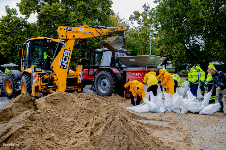 Homokzsákok töltése a Margit-szigeten 2024. szeptember 16-án