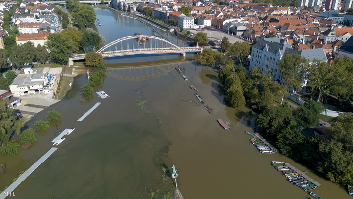 A drónnal készült felvételen a megáradt Rába (b) és Mosoni-Duna találkozása Győrben 2024. szeptember 17-én.