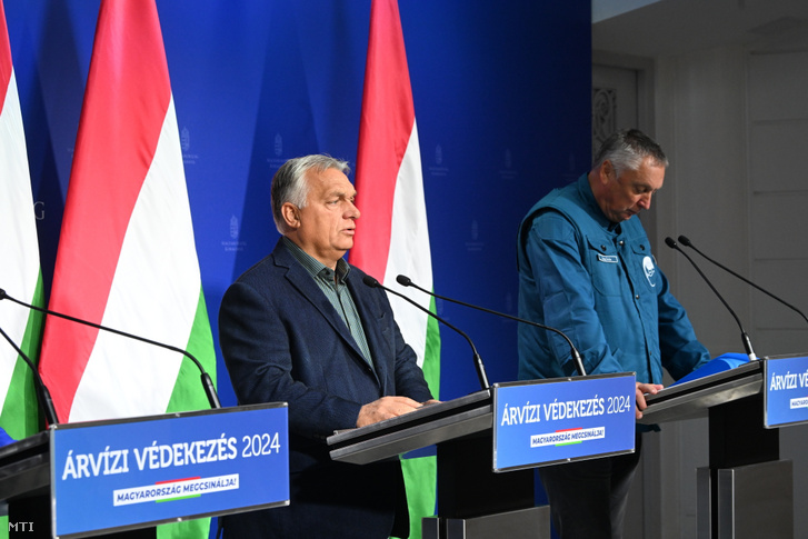 Orbán Viktor miniszterelnök (b) sajtótájékoztatót tart az árvíz elleni védekezésről a Miniszterelnöki Kabinetiroda sajtótermében 2024. szeptember 18-án. A kormányfő mellett Láng István, az Országos Vízügyi Főigazgatóság főigazgatója (j)