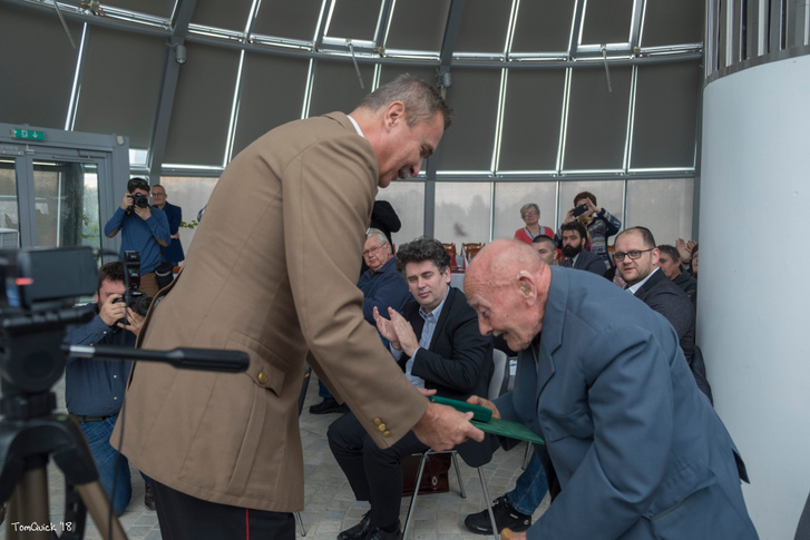 Négyesi Lajos ezredes a „Hol sírjaink domborulnak” c. konferencián (2018) átadja a Honvédelmi Minisztérium kitüntetését a 91 éves Szűcs Józsefnek