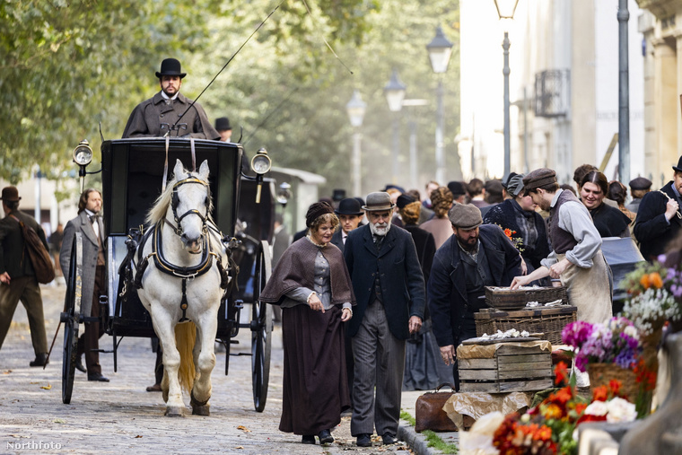 A fiatal Sherlock forgatása Bristolban zajlik&nbsp;Bristol belvárosában, a Queen’s Square-en jelenleg is zajlik az Amazon Prime új filmje, a Young Sherlock forgatása