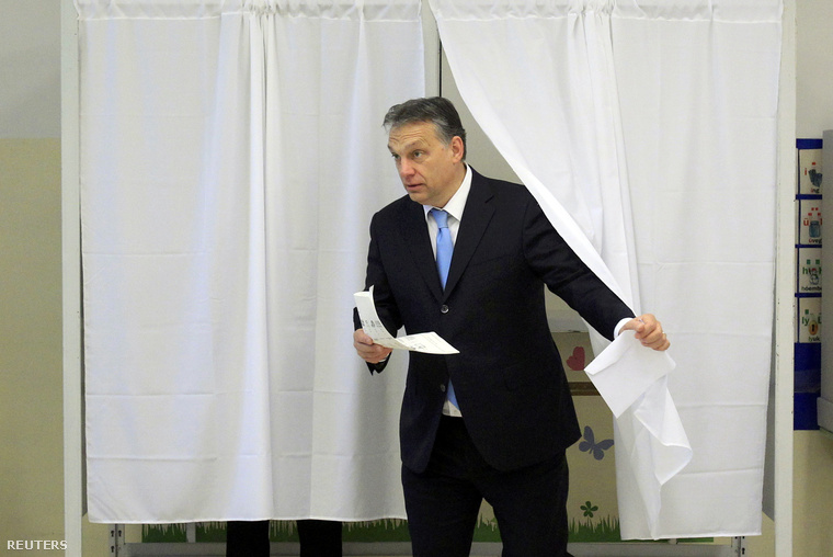 Orbán Viktor miniszterelnök szavaz Budapesten a Zugligeti Általános Iskolában kialakított szavazókörben 2014. április 6-án.