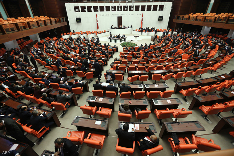 A török parlament rendkívüli ülése március 14-én