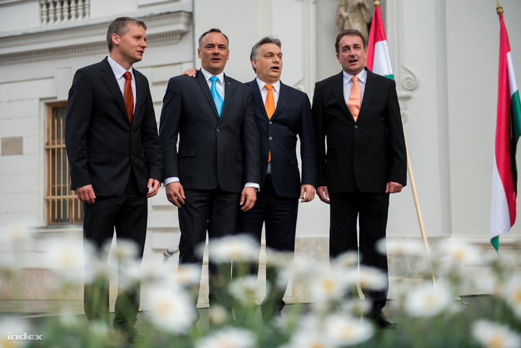 Simon Róbert Balázs jobb szélen Orbán Viktor mellett