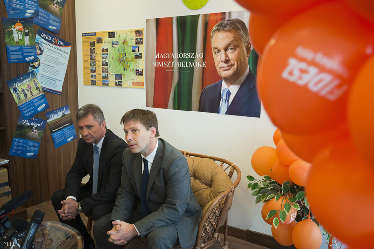 Vinnai Győző megyei kormánymegbízott (b) és Petneházy Attila a Fidesz-KDNP helyi képviselőjelöltjei sajtótájékoztatót tartanak a Fidesz-KDNP nyíregyházi kampányirodájában 2014. április 2-án.