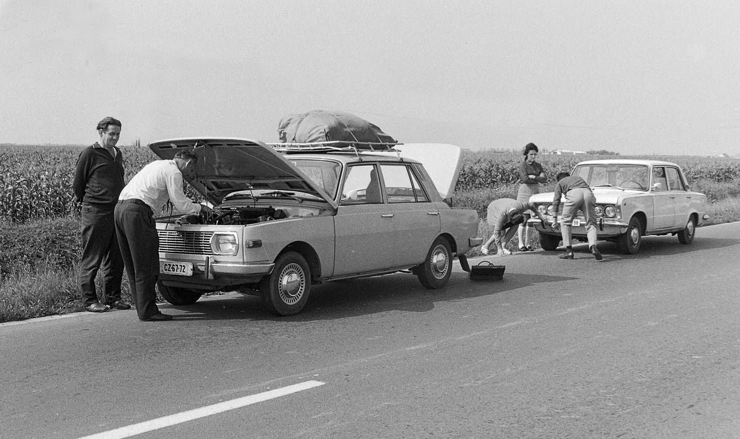 Hangulatos pillanatkép 1976-ból: egy Wartburg és egy Polski Fiat 125p állt félre útközben, mert valami gond adódott.