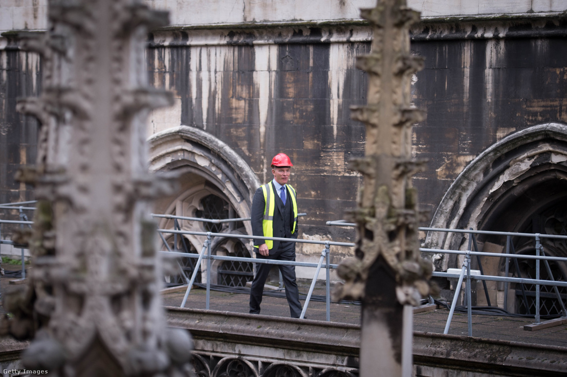 A Westminster-palotát elönti az árvíz 2017-ben