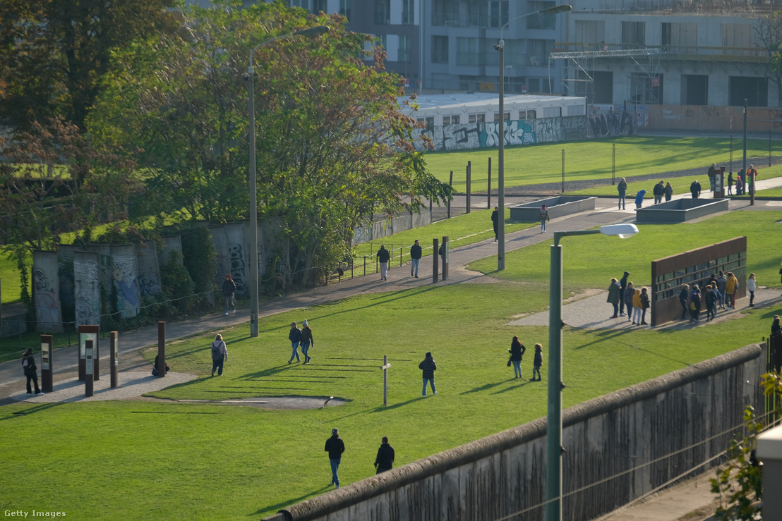 Látogatók sétálnak a berlini fal maradványai között 2019. október 31-én