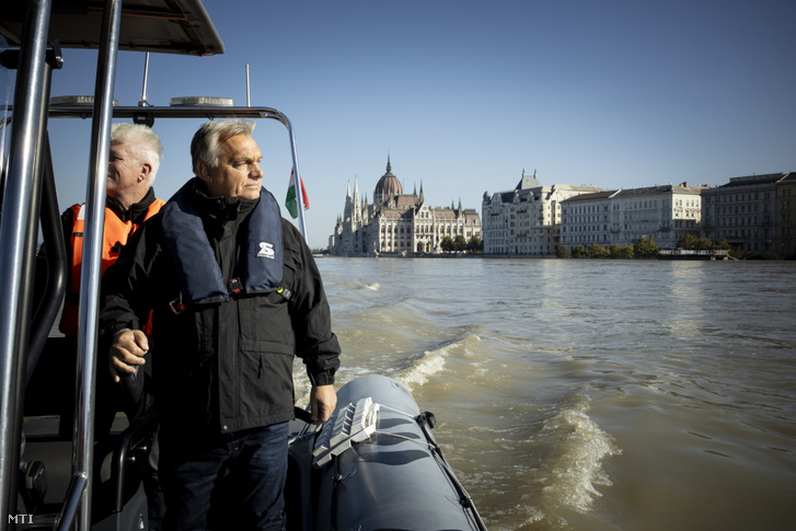 Orbán Viktor miniszterelnök motorcsónakról ellenőrzi a dunai árvízvédelmi munkát Budapesten 2024. szeptember 21-én