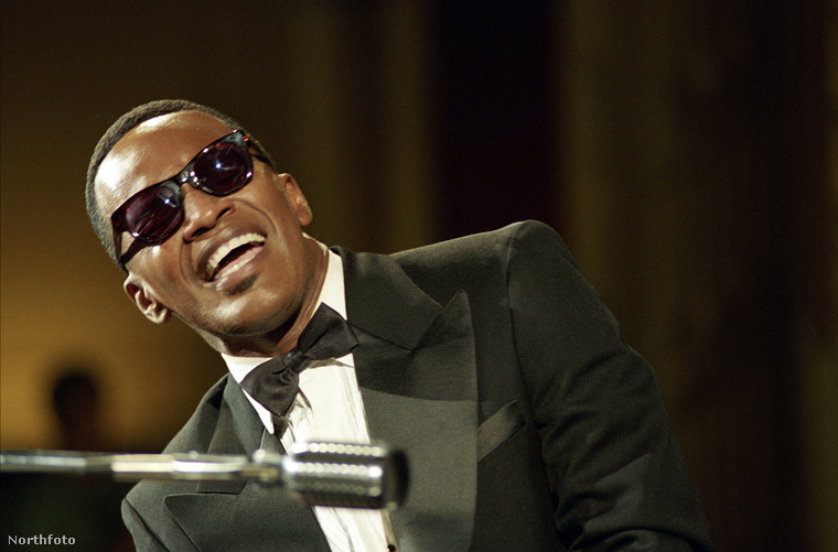 Jamie Foxx hatalmas alakítást nyújtott a legendás Ray Charles szerepében, és meg is dolgozott érte