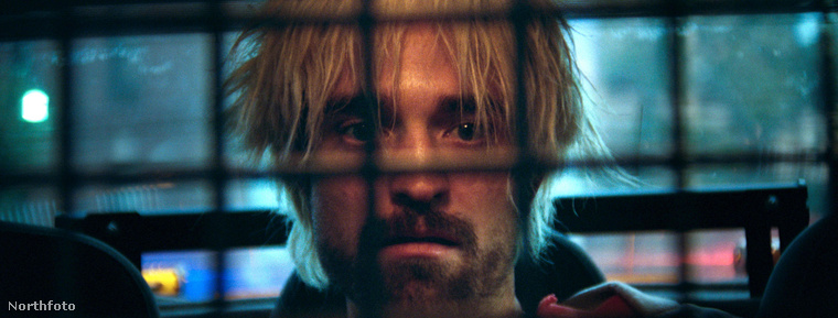 Robert Pattinson sem bízta a véletlenre, hogy tökéletesen belesimuljon a Jólét (Good Time) című filmbe, ahol egy embergyűlölő csavargót alakít, aki kétségbeesetten próbálja kihozni bátyját a börtönből