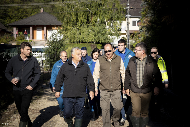 Orbán Viktor miniszterelnök (b3) az árvízvédelmi munkát ellenőrzi Kisapostagon 2024. szeptember 22-én