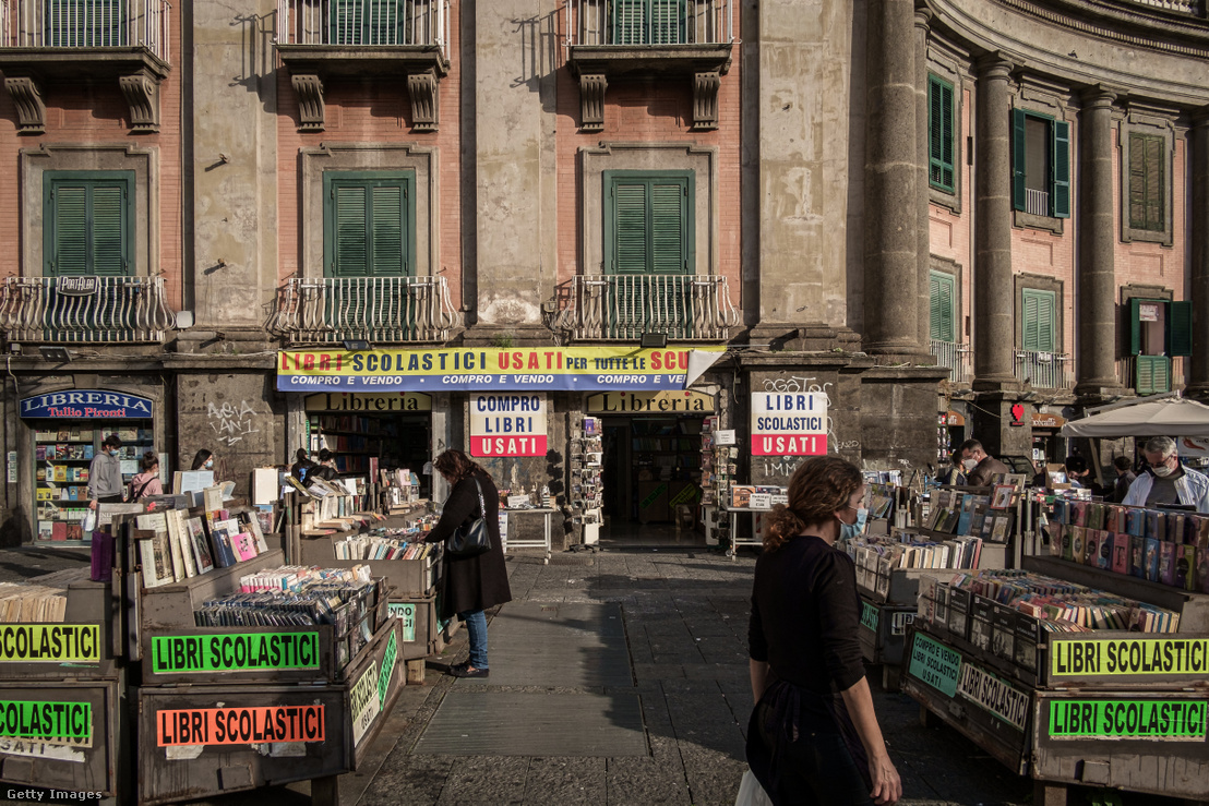 Egy könyvesbolt a Piazza Dante téren, Nápolyban 2020. november 14-én