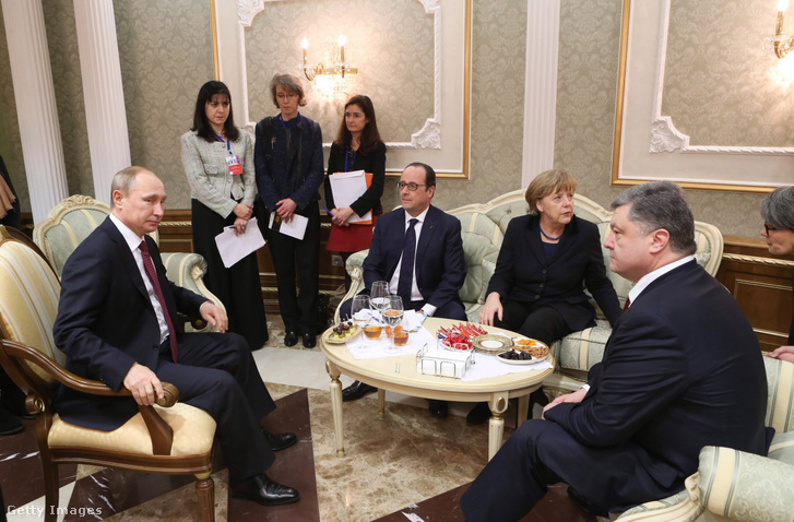 Vlagyimir Putyin, Francois Hollande, Angela Merkel és Petro Porosenko Minszkben, Fehéroroszországban 2015. február 11-én