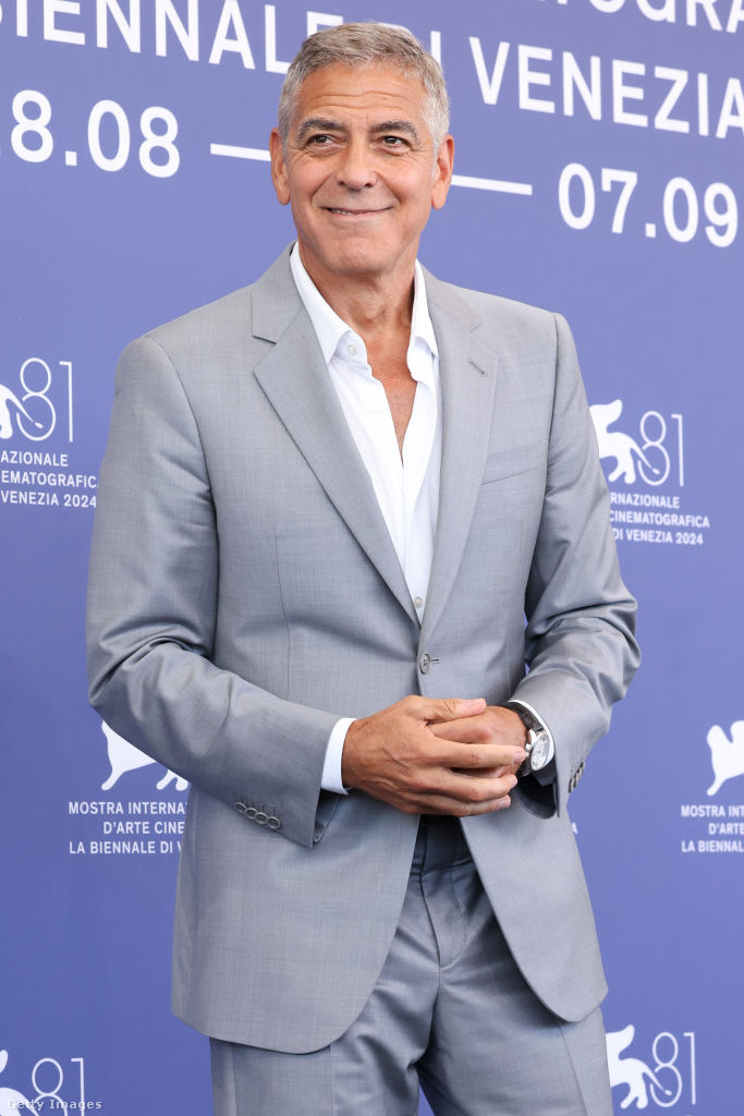 George Clooney a Velencei Filmfesztiválon a jól bevált szürke öltönyében jelent meg, ezzel is mutatva, hogy a klasszikus stílus sosem megy ki a divatból. (Fotó: Stefania D'Alessandro / Getty Images Hungary)