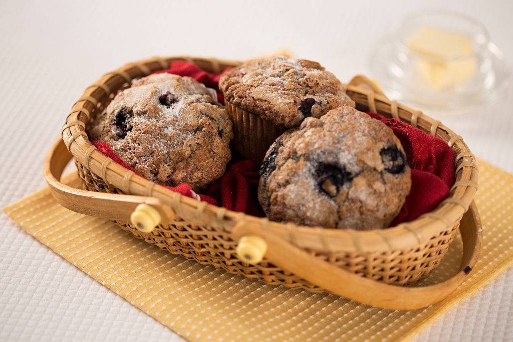 Az áfonyás muffint könnyű elkészíteni, ráadásul az áfonyának számos egészségre jótékony hatása van, többek között kiváló antioxidáns. 12 darab muffin elkészítéséhez a következő összetevőket kell összekeverni és a formákba tölteni: 220 g 10%-os görög joghurt, 50 ml 1,5%-os zsírtartalmú tej, 4 evőkanál repceolaj, 1 tojás, 100 g méz, 100 g zabpehely, 100 g teljes kiőrlésű liszt, 5 g sütőpor, 300 g fagyasztott áfonya, fahéj ízlés szerint. 180 fokon süsd 20 percig, hagyd egy kicsit hűlni, mielőtt kivennéd a formákból!