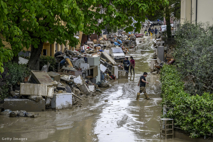 Lakosok helyreállítják otthonaikat, miután a heves esőzések áradást okoztak az észak-olaszországi Emilia-Romagna tartományban, 2023. május 19-én az olaszországi Faenzában