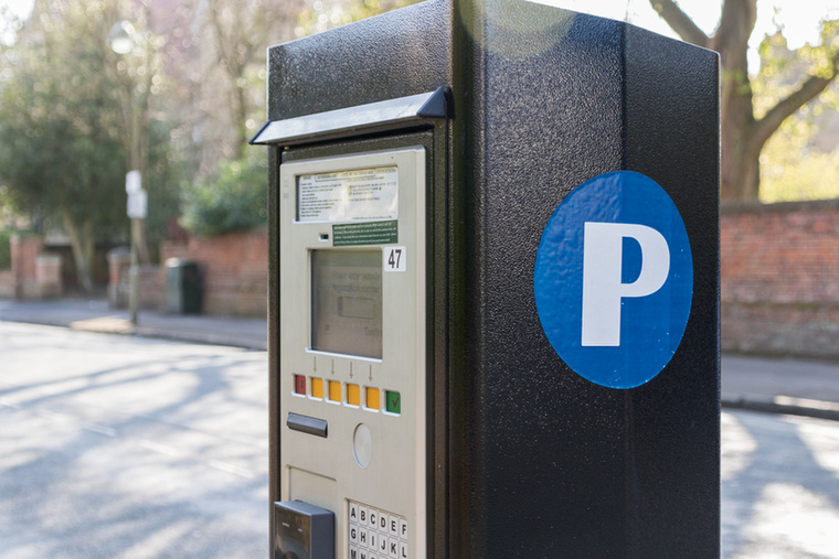 ParkolóóraEzek a kis szörnyetegek még a városok szerves részét képezik, ám nincs messze az az idő, amikor a a rendszámfelismerő technológia és a hitelkártyára automatikus terhelése vesz majd át a munkájukat.&nbsp;