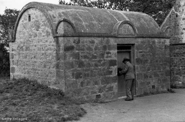 A börtön és vigyázója 1938-ban