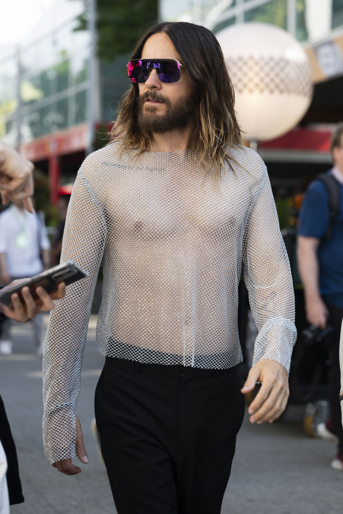 Jared Leto a Formula-1 szingapúri nagydíj versenynapján tett látogatást a csapatoknál egy igen érdekes, átlátszó felsőben