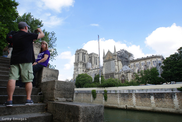 De la Porte a maga idejében egyszer felújíttatta a Notre-Dame-ot