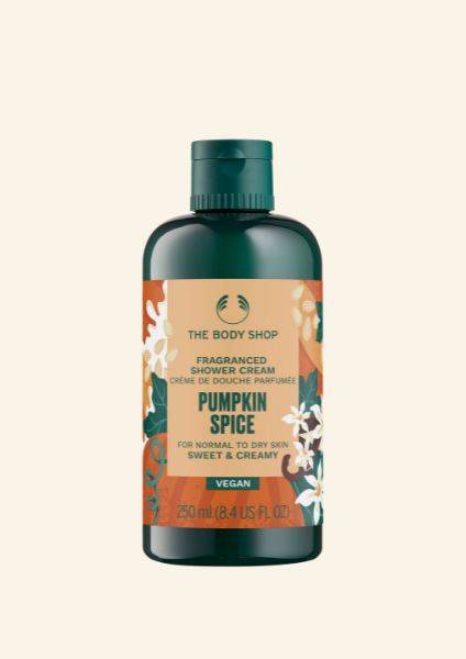 A The Body Shop Pumpkin Spice tusfürdője szinte kötelező a sütőtökös-fűszeres aroma rajongóinak. Finom illata a sült sütőtök, a mogyorós karamell és a vaníliás crème brulée meleg, megnyugtató keveréke. 2690 forintba kerül.