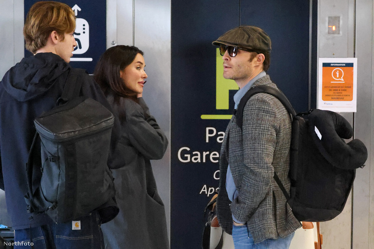 Ed Westwick&nbsp;Az angol színész, akit a Pletykafészek című sorozatból ismerhetnek a nézők, barátnőjével, Amy Jacksonnal szeptember 24-én megérkezett Párizsba, hogy részt vegyenek a divathéten