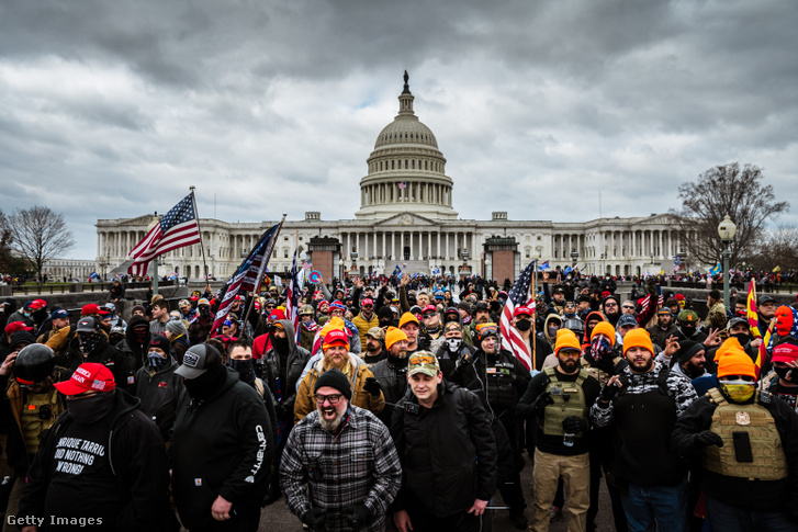 Trump-párti tüntetők gyülekeznek az amerikai Capitolium épülete előtt 2021. január 6-án Washingtonban