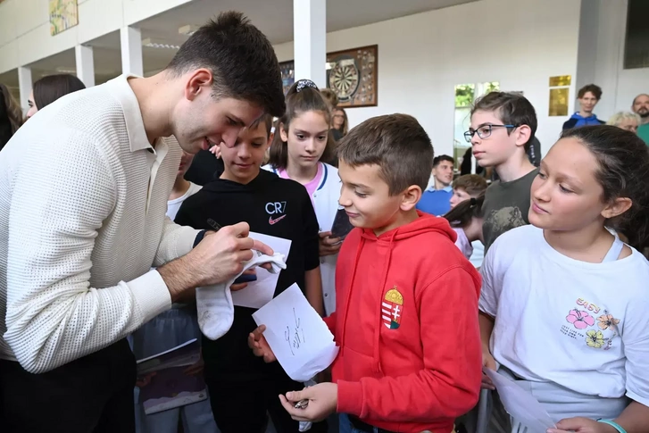 Siklósi Gergely szignójáért sorban álltak a diákon