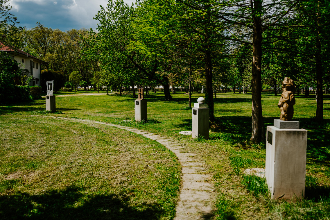 ke-zfoga-s-euro-pa-szoborpark-balatonalma-di-ko-ro-si-tama-s0225