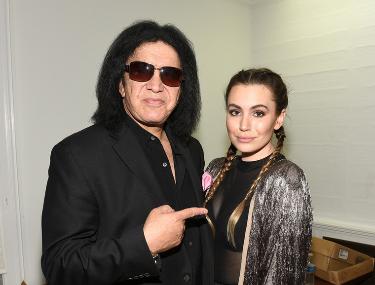 Gene Simmons, a Kiss basszusgitárosa sem tudott hibázni, amikor kizárólag a zenei tehetség génjeit adta tovább lányának, a többit meghagyta Shannon Tweed kanadai modell-színésznő feleségének