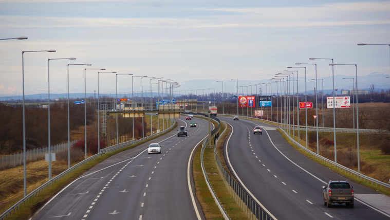 Nagy a baj az M30-as autópályával, csaknem egy évig javíthatják