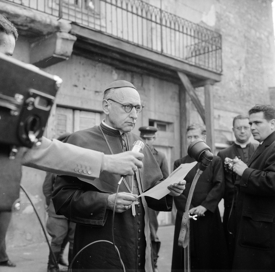 Úri utca 62., a Prímási Palota udvara. Mindszenty József bíboros, hercegprímás, esztergomi érsek felsőpetényi őrizetéből való kiszabadulása után rádióbeszédet tart, 1956