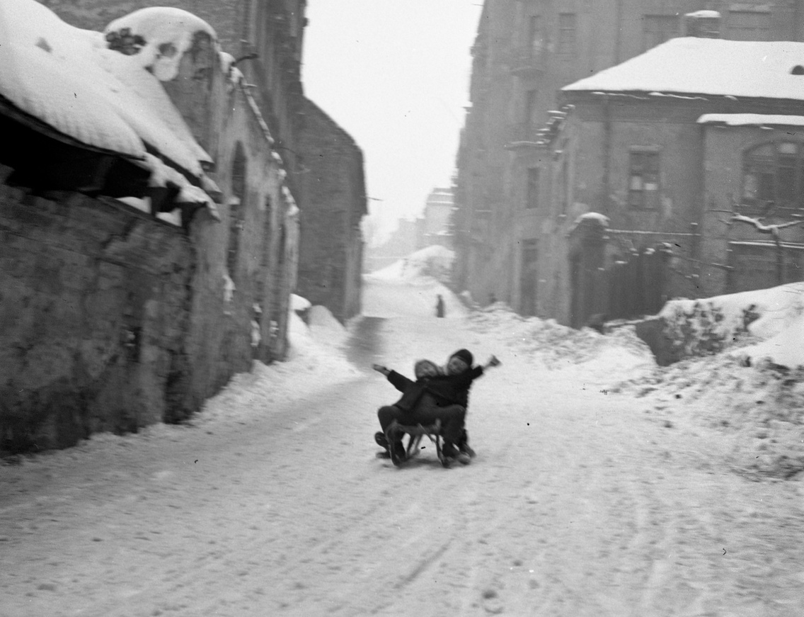 A Fiáth János utca a Hattyú utca felől a Batthyány utca felé nézve, 1946