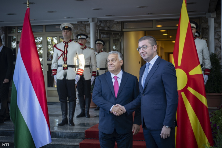 Orbán Viktor miniszterelnök és Hrisztijan Mickoszki észak-macedóniai kormányfő kezet fog tárgyalásuk elõtt Ohridban 2024. szeptember 27-én