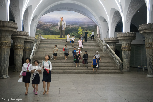 Apjáéhoz hasonló személyi kultuszt építettek Kim Dzsongil köré