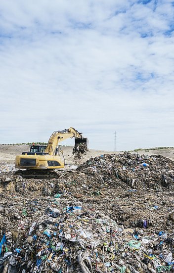 Jobb a helyzet, mint volt, de még mindig minden második kiló szemét a föld alatt végzi